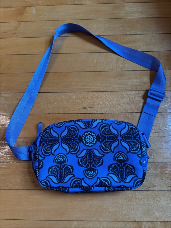 Vera Bradley Handbags - NWOT Vera Bradley Lighten Up Large Cube Belt Bag | Floral Blue Fanny Pack